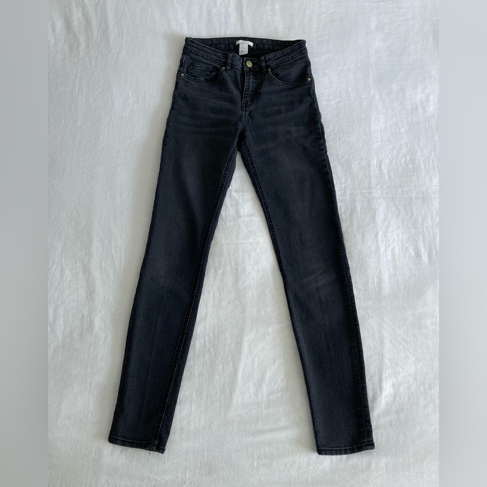 Womens H&M distressed black stretch skinny Jeans in size 4